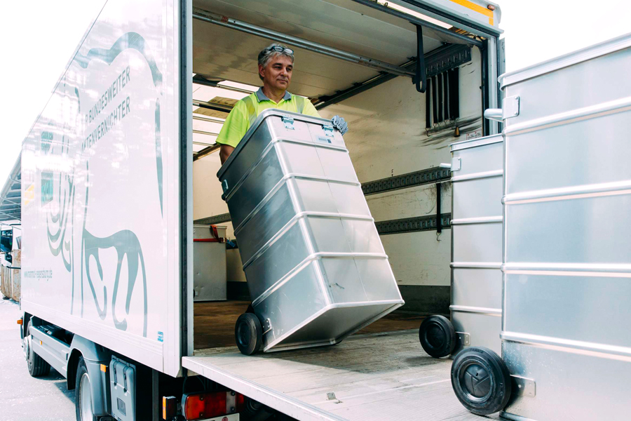 Datentonnen für Datenvernichtung werden abgeladen