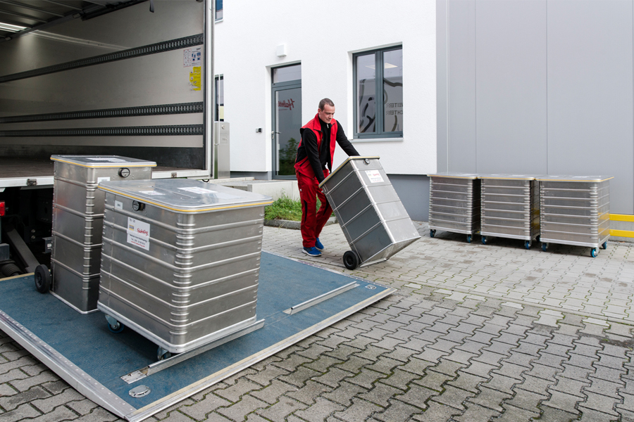 Mitarbeiter beim Beladen von Datentonnen